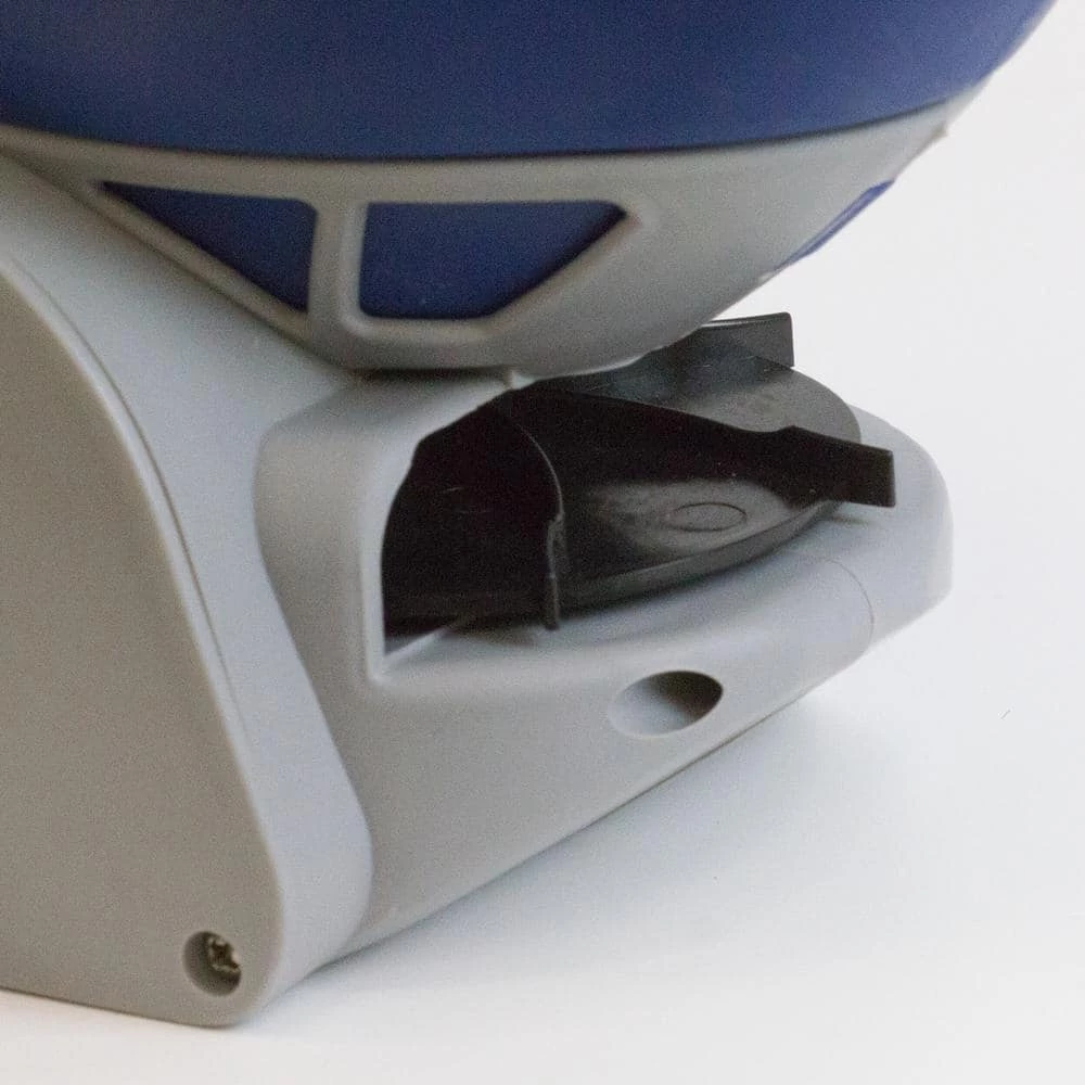 Chapin 0.8 Gal./3 l Hand Crank Salt Spreader - Image 6