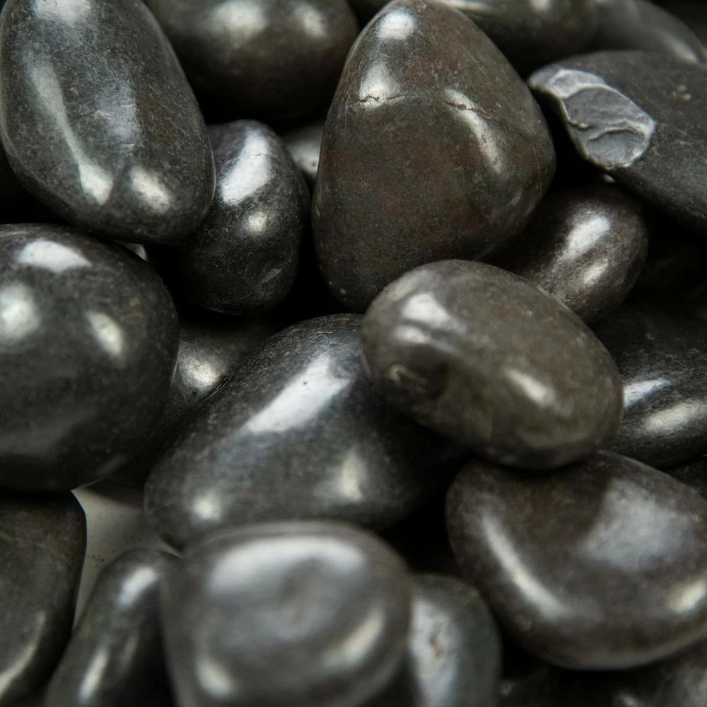 MSI Black Polished Pebbles 0.5 cu. ft . per Bag (0.25 in. to 0.75 in.) Bagged Landscape Rock - Image 9